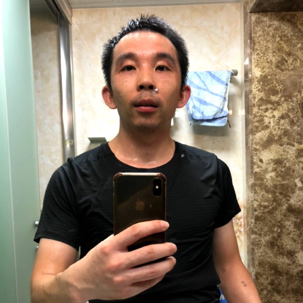 白纸上的笔的照片