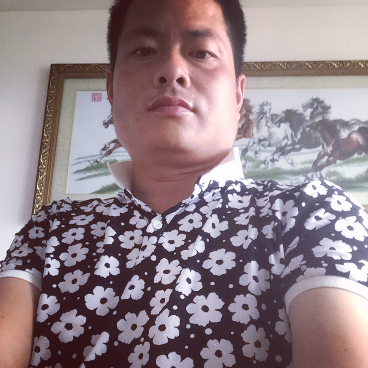 负责回首洛尘的照片