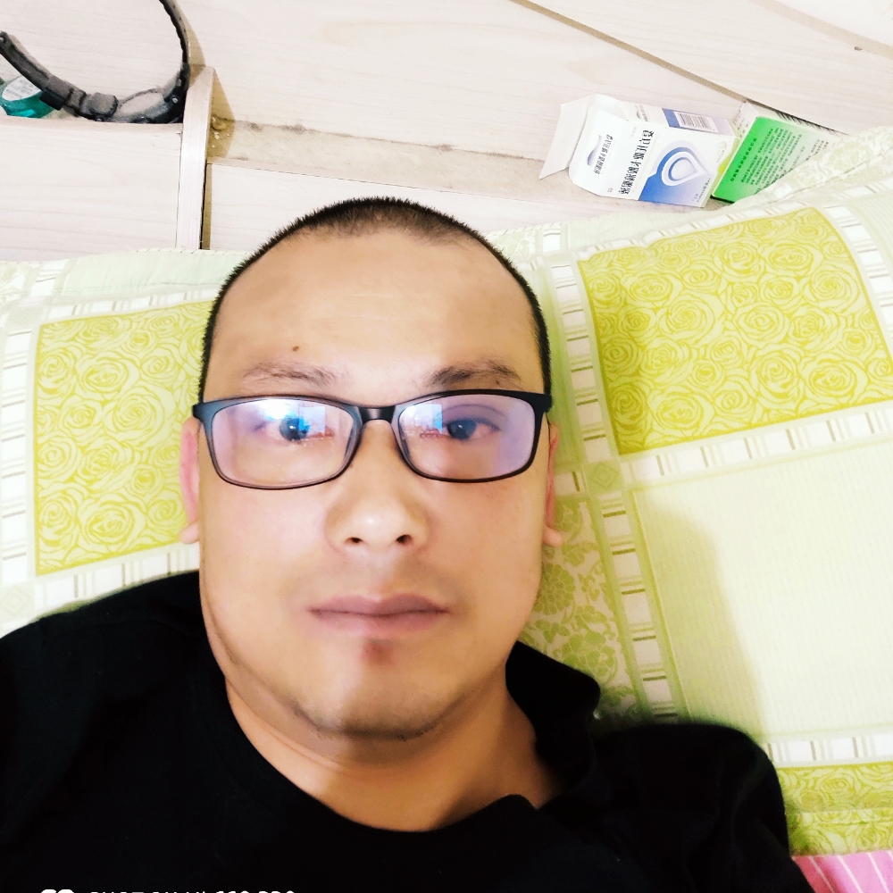 耍酷回首毛衣的照片