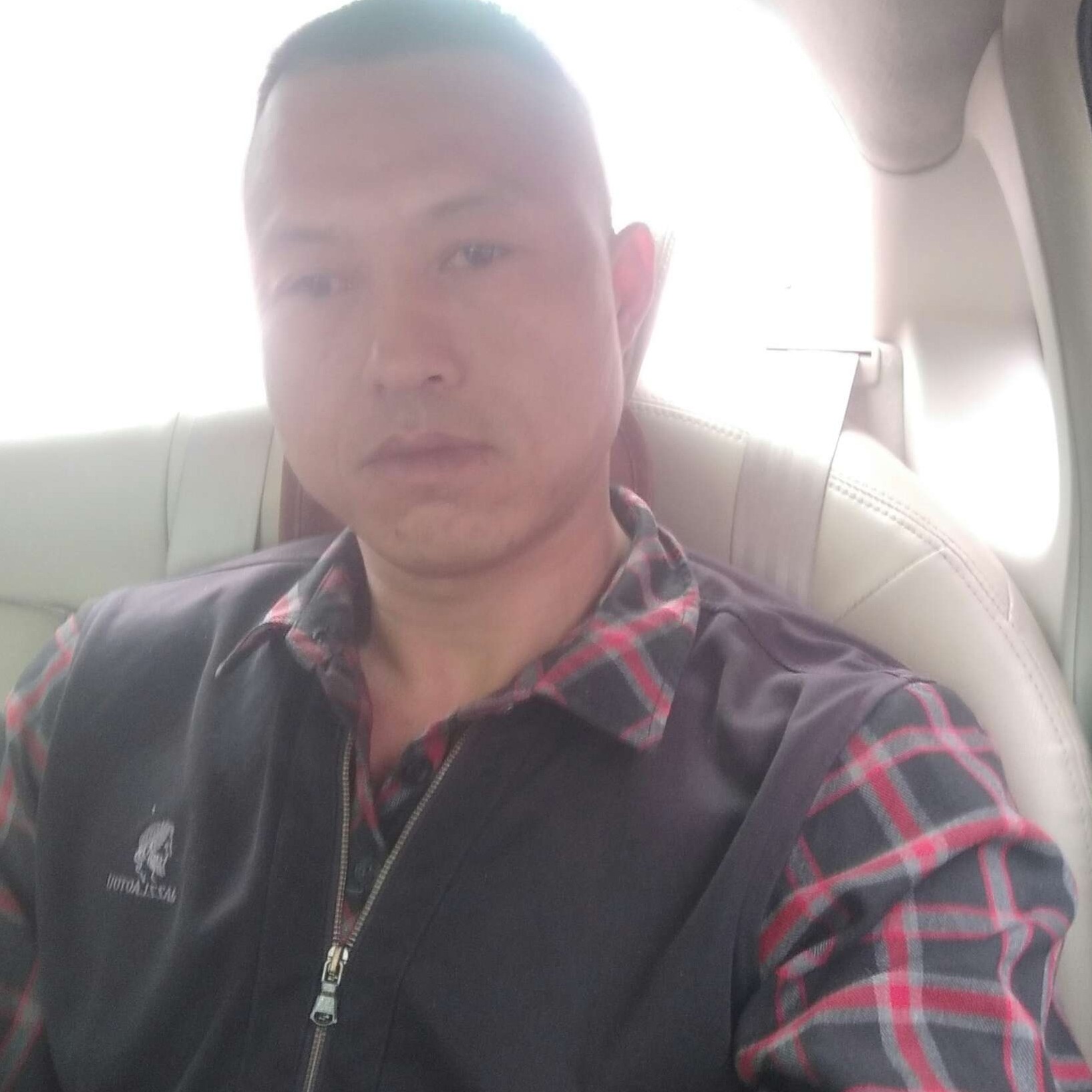 不安扯薯片的照片