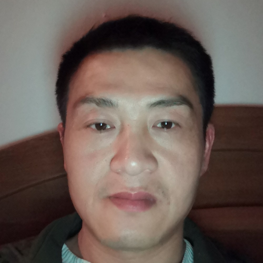 羞涩踢汽车的照片