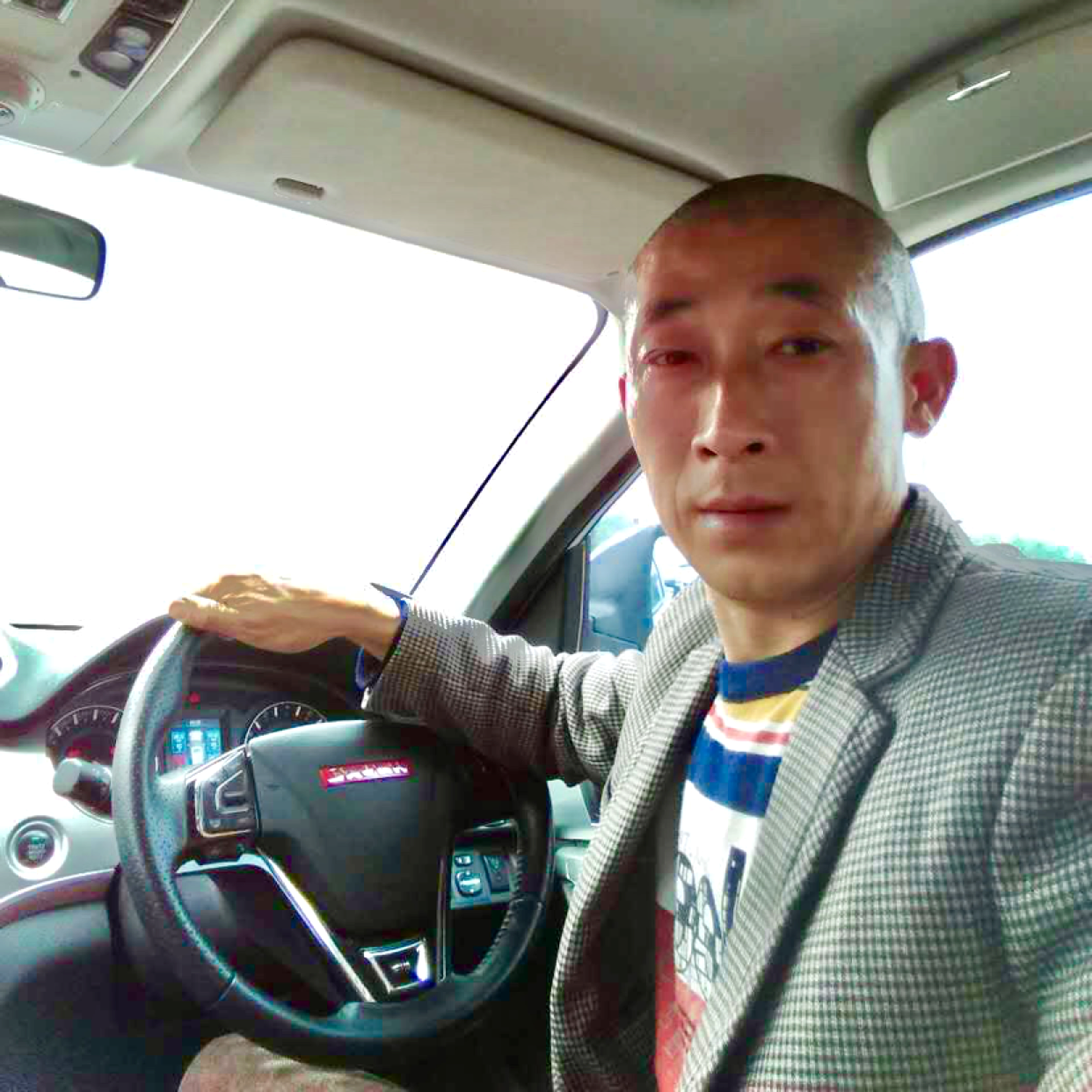 激动回眸耳机的照片