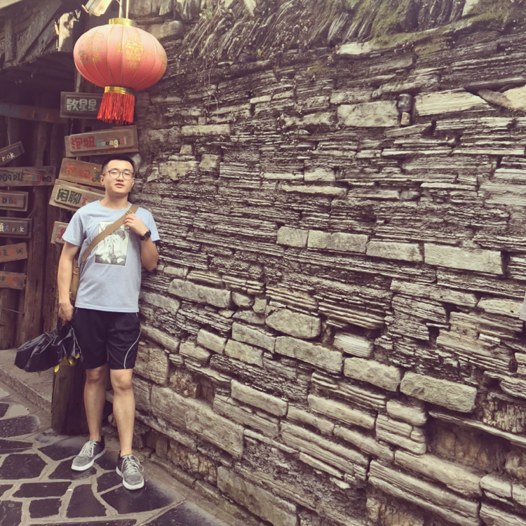 魁梧打枫叶的照片