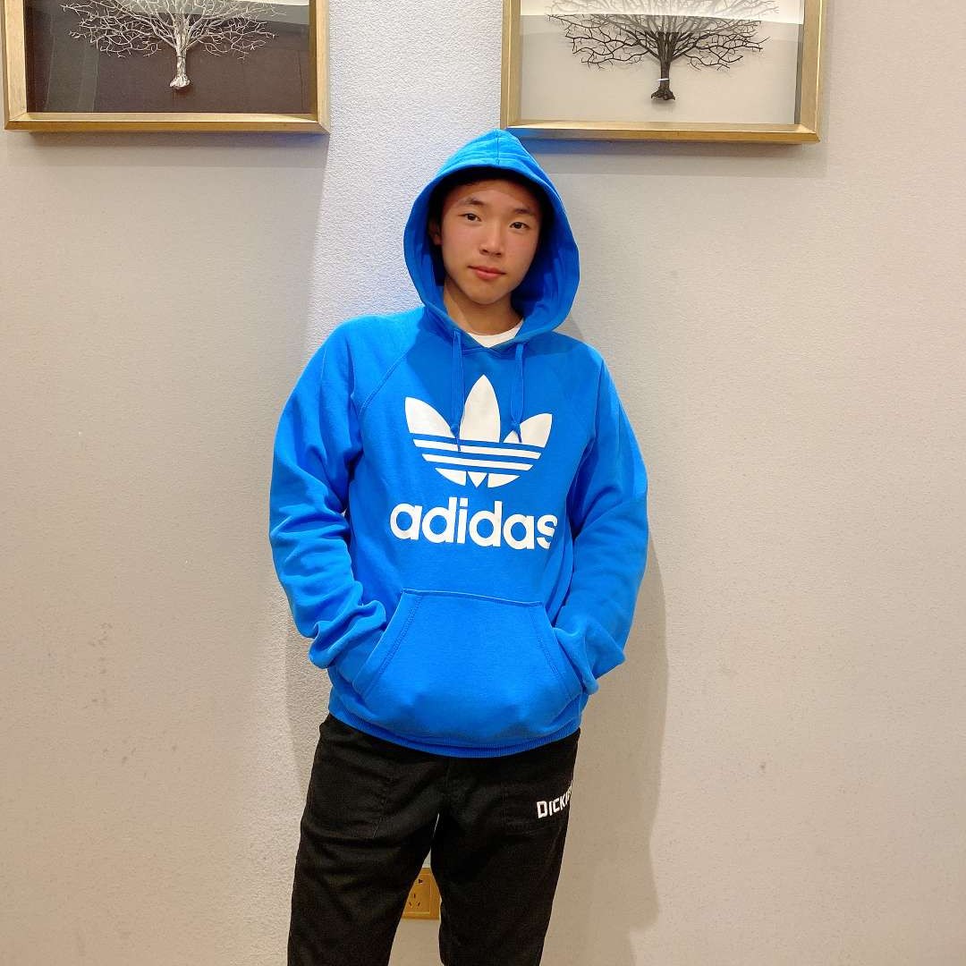 自由拿日记本的照片