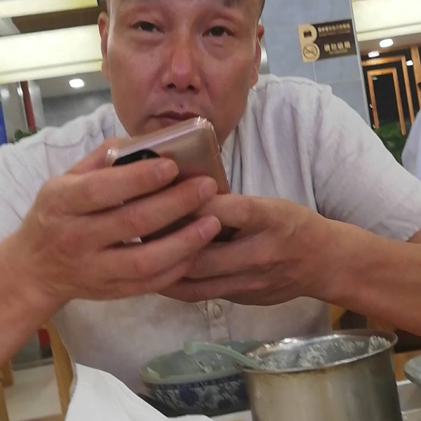 冰淇淋向认真的照片