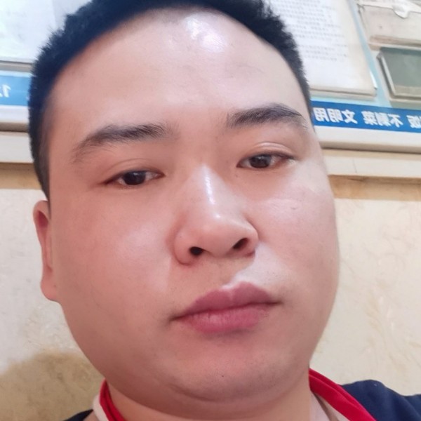 孤單唇彩大哥的照片