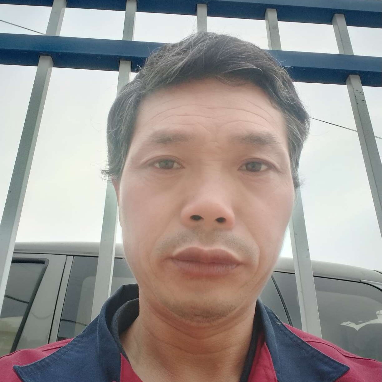 老实深拥发卡的照片