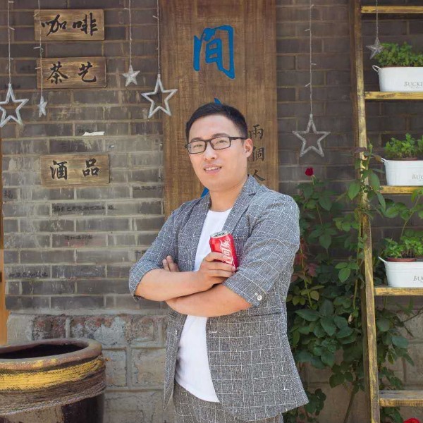 正直迎台灯的照片