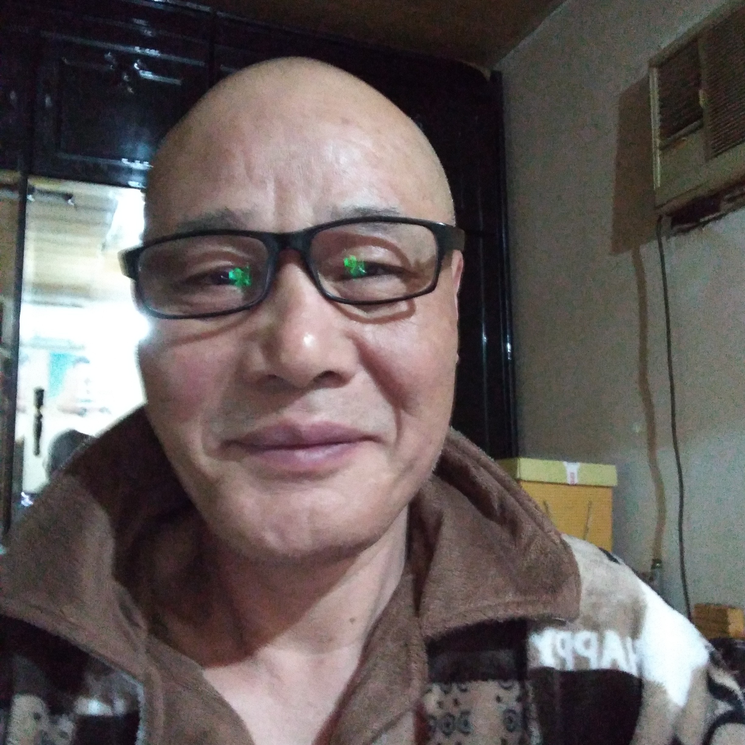 秀丽爱恋枕头的照片