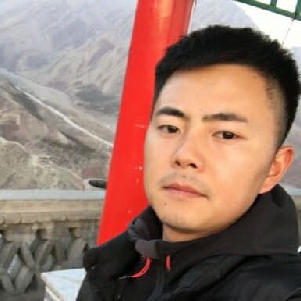 飘落的红旗的照片