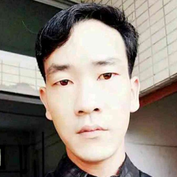 一个人倾心白云的照片