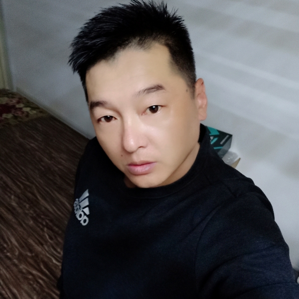雨中寂寞的人的照片