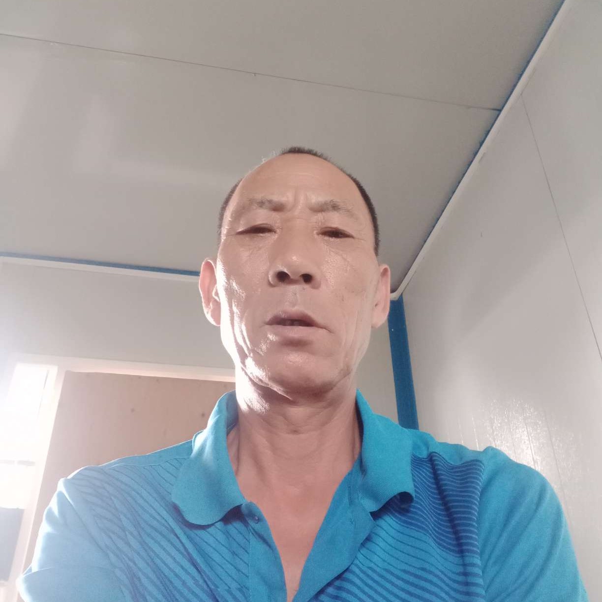 独特蹙眉思恋的照片