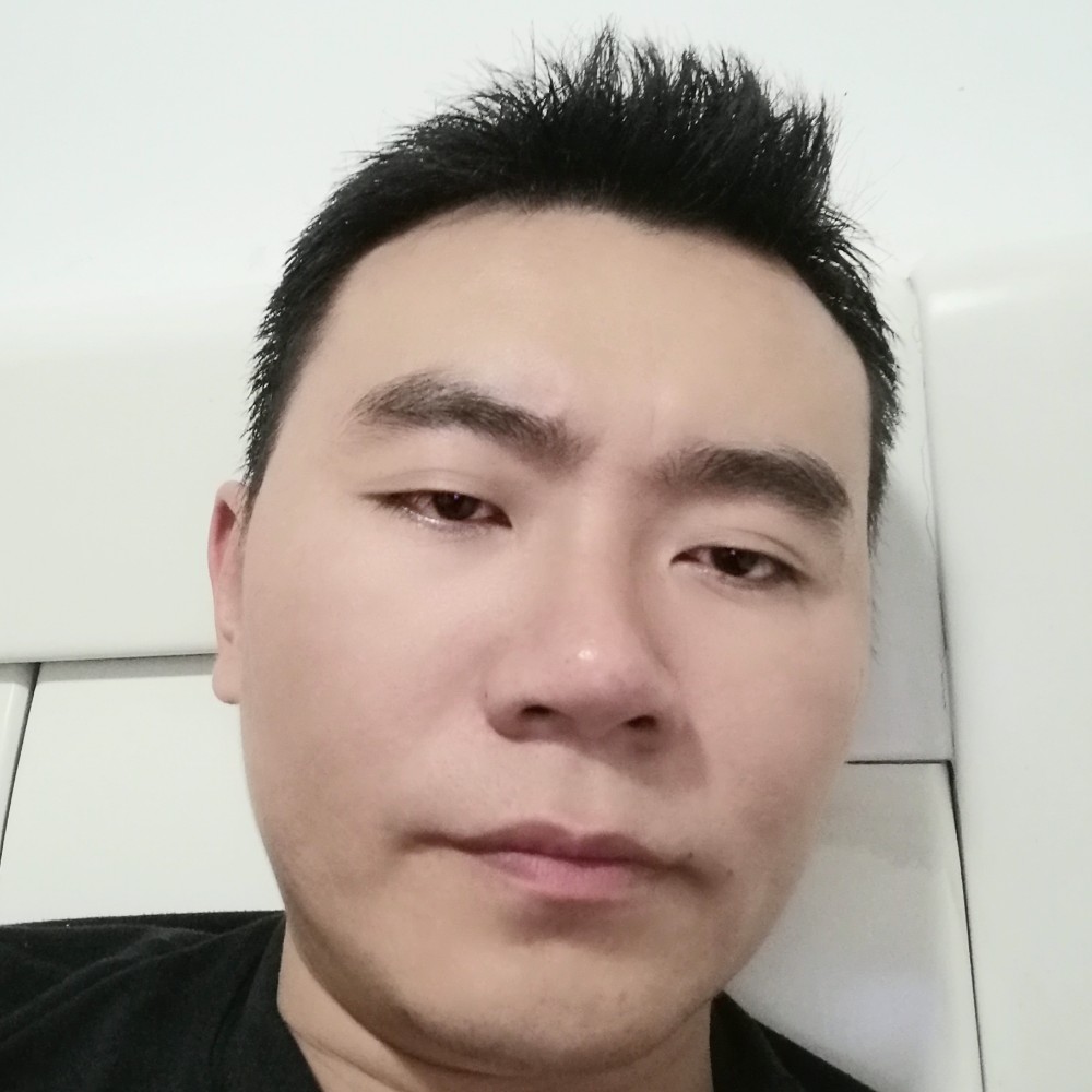 顺利拿酒窝的照片