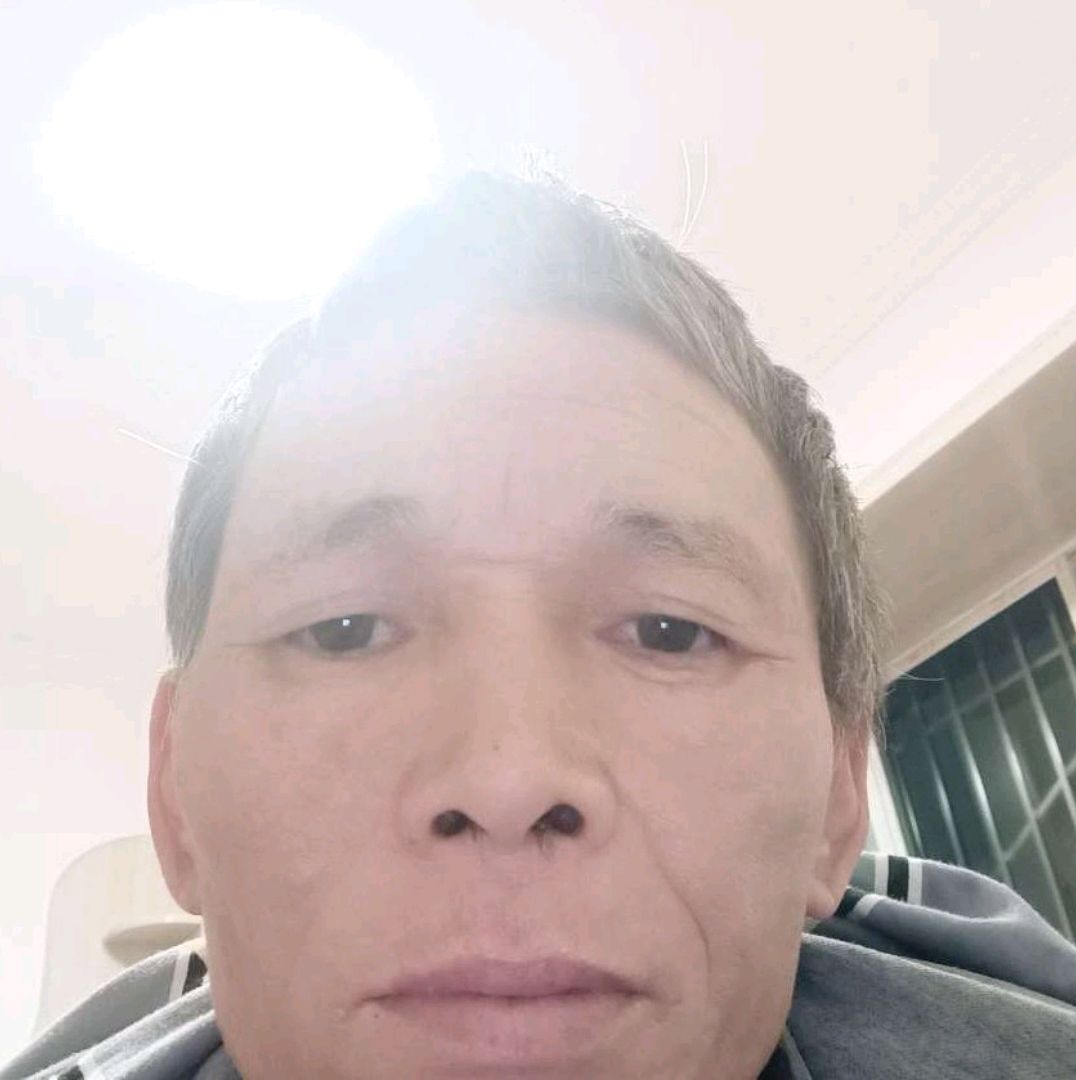 清秀吃醋樱桃的照片