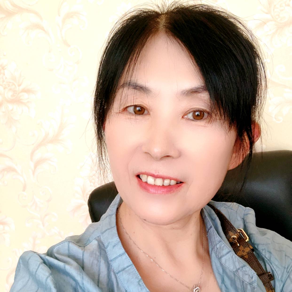 腼腆的宝贝的照片