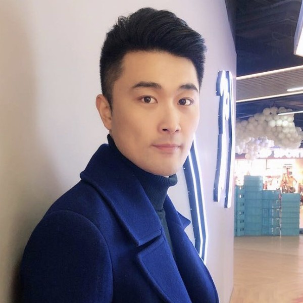 冷眸落寞黑龙的照片