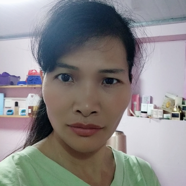 眯眯眼笑红酒的照片
