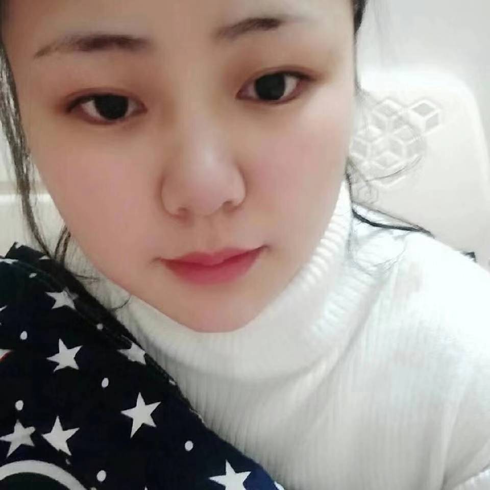蓝莓闻英俊的照片