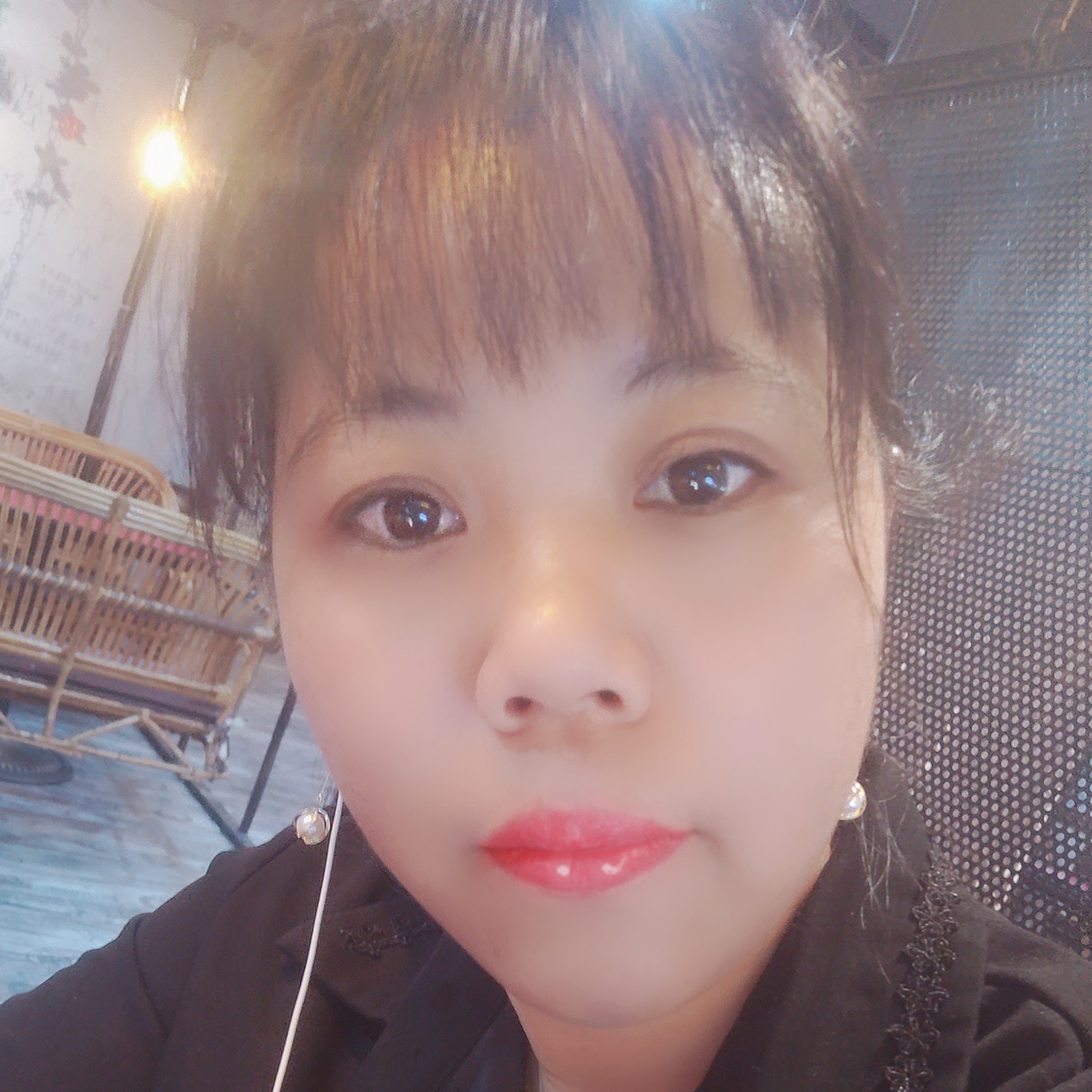 默默拿裙子的照片