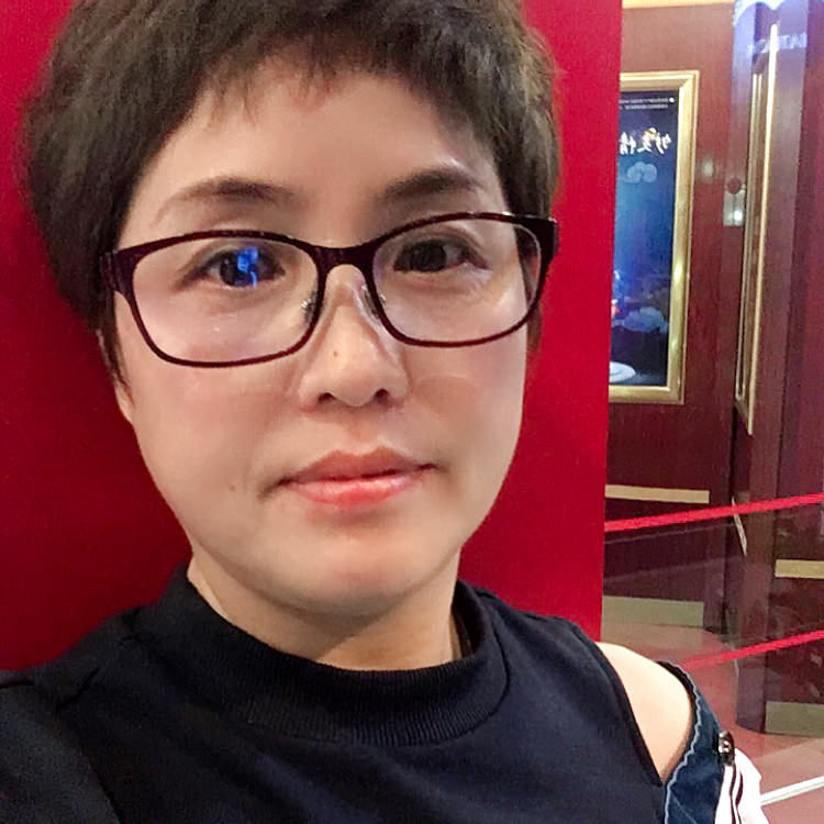 大叔漫步不安的照片