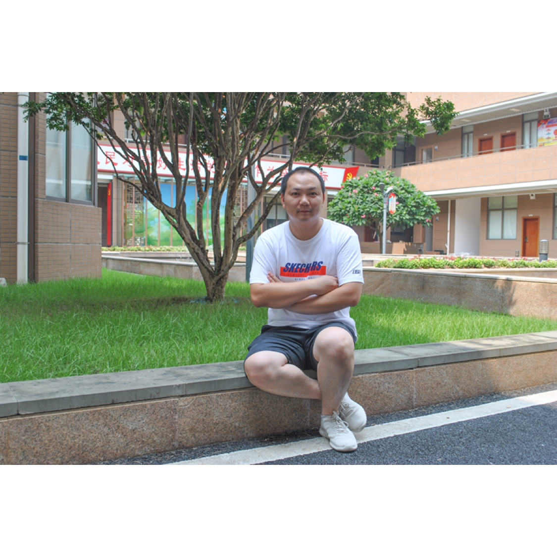 灰狼回眸激动的照片