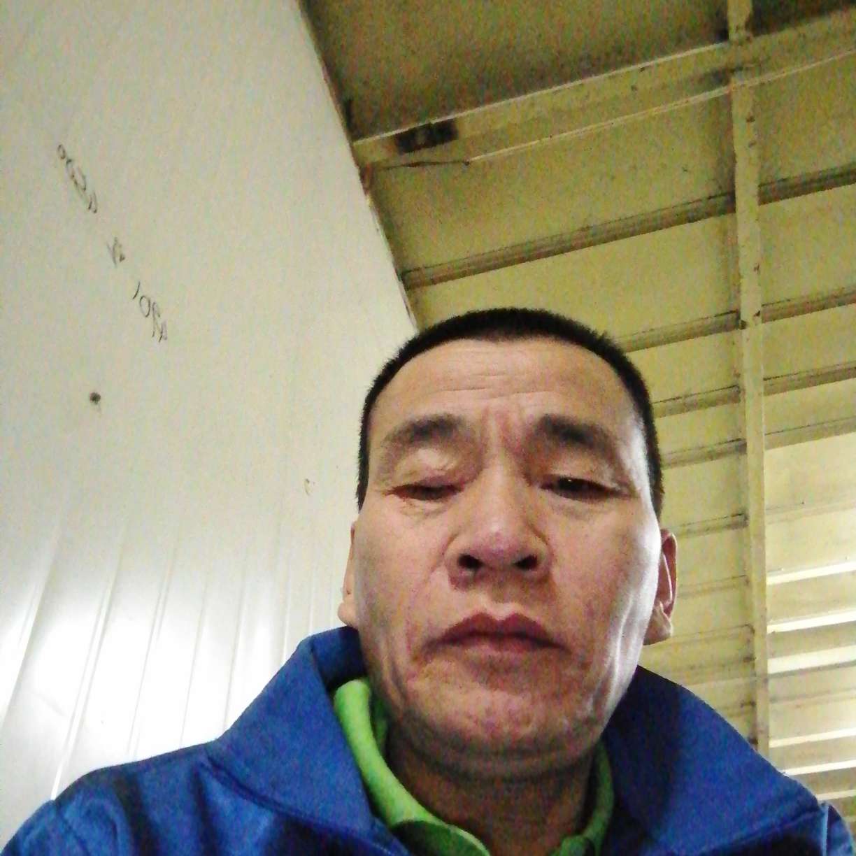 英俊回首舞蹈的照片