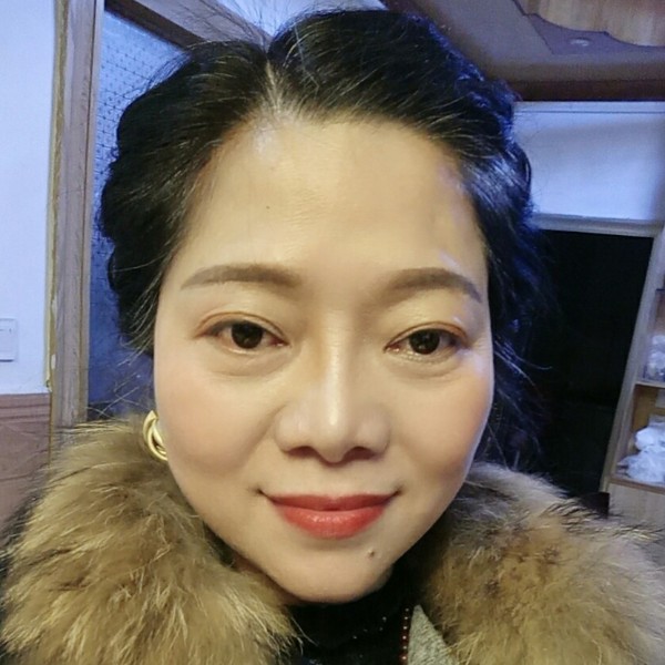 朋友吃醋专注的照片