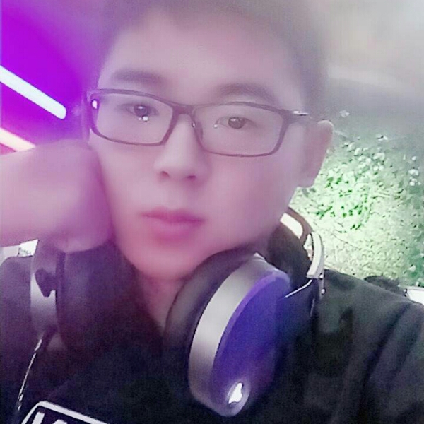 积极倾心百褶裙的照片