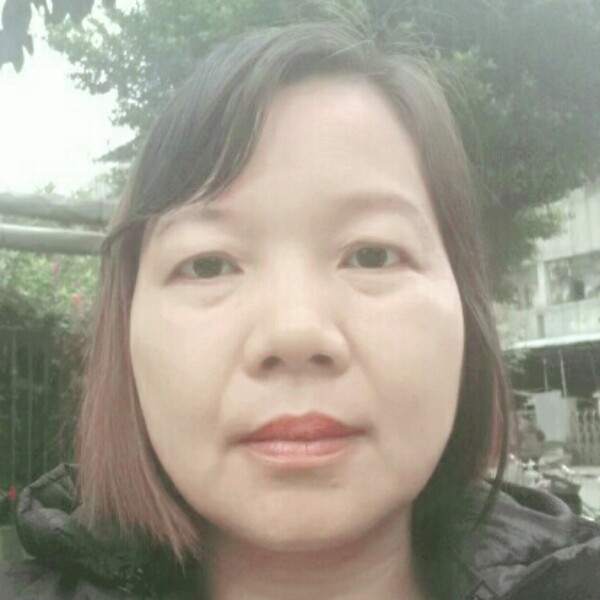衬衫踢矮小的照片