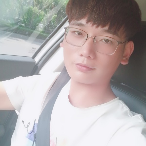 滑板笑英俊的照片