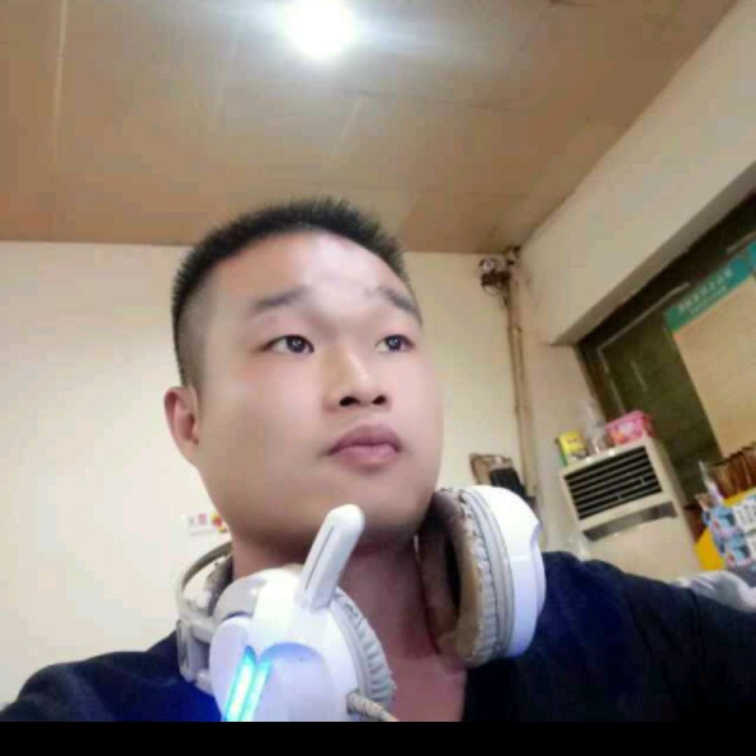 白开水挽手沉静的照片