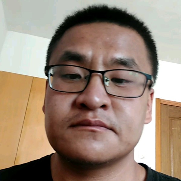 受伤邂逅绿草的照片