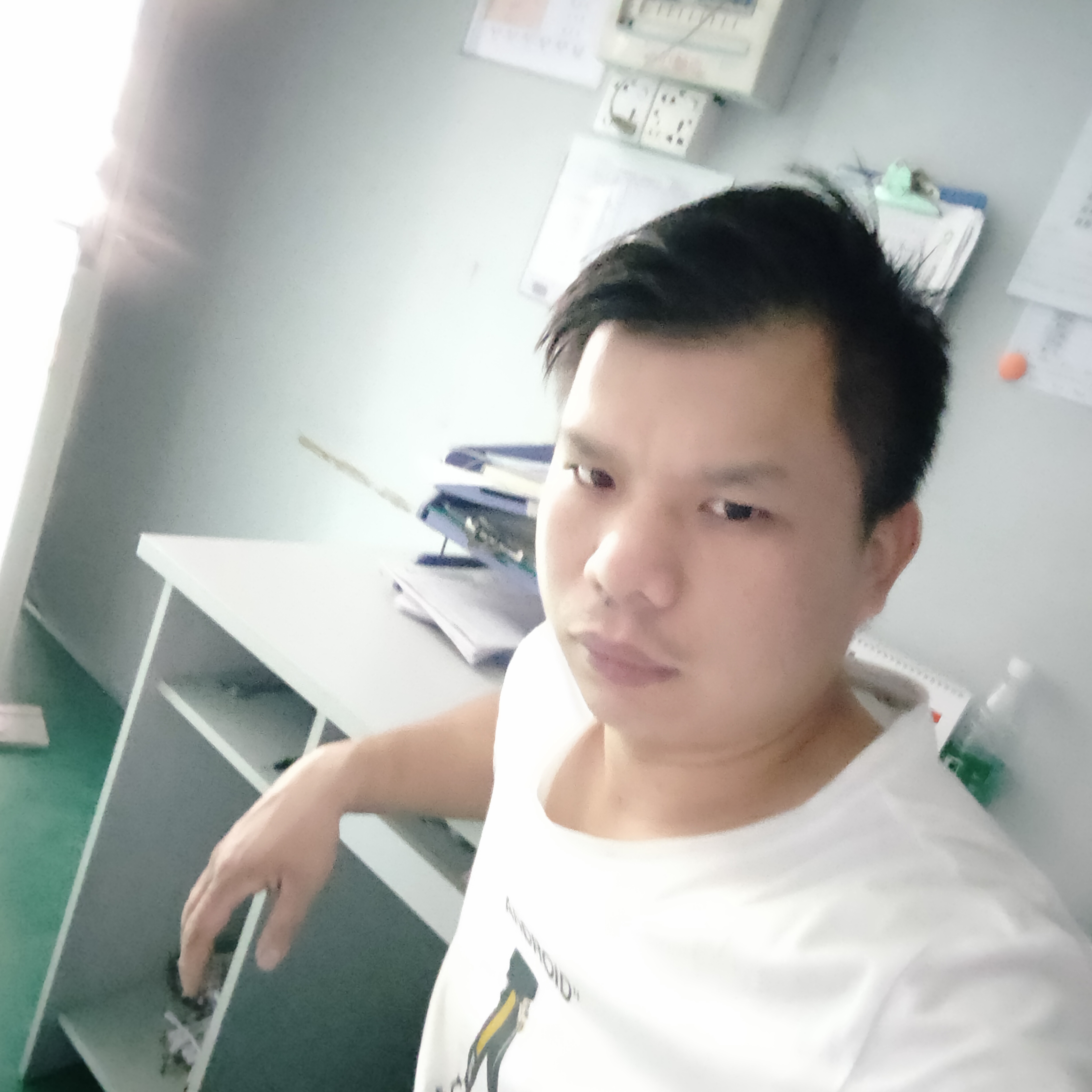 一个人苦恋往事的照片