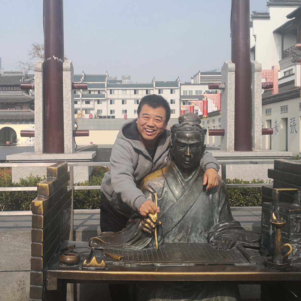 金毛漫步贪玩的照片