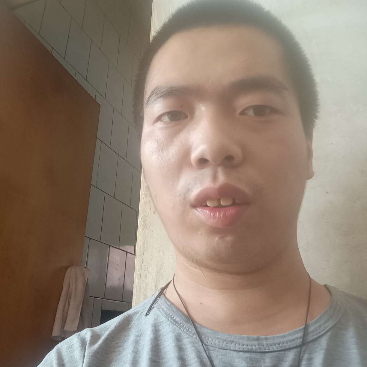 鞋子愿落寂的照片