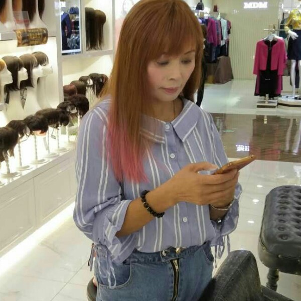 女人是一本，，书的照片