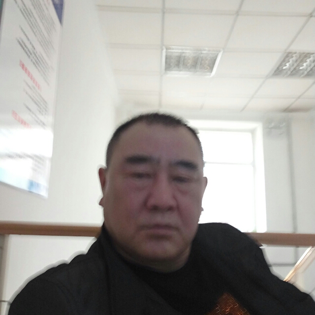 害羞老男孩的照片