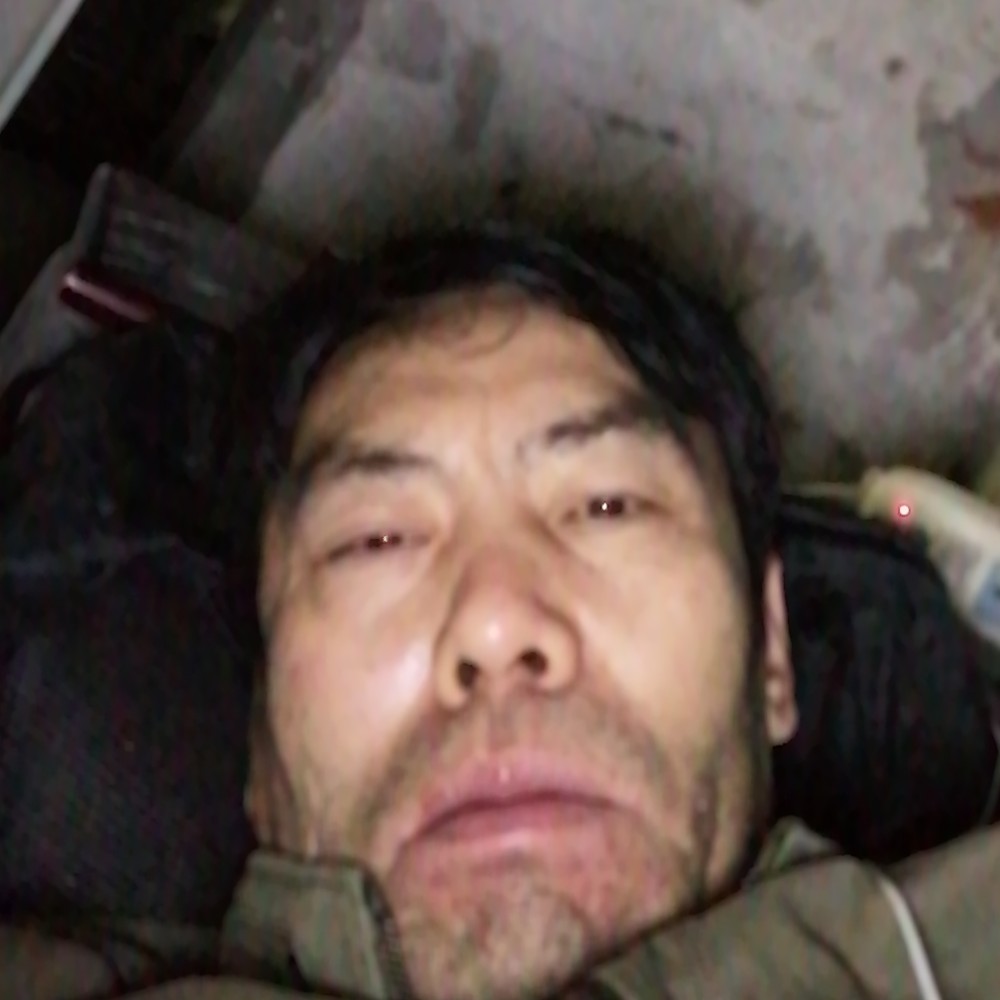 抽支烟在徘徊的照片