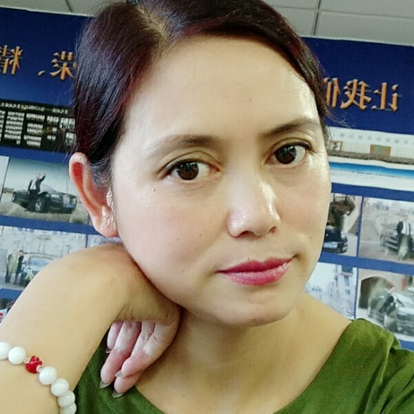 英俊滑板的照片