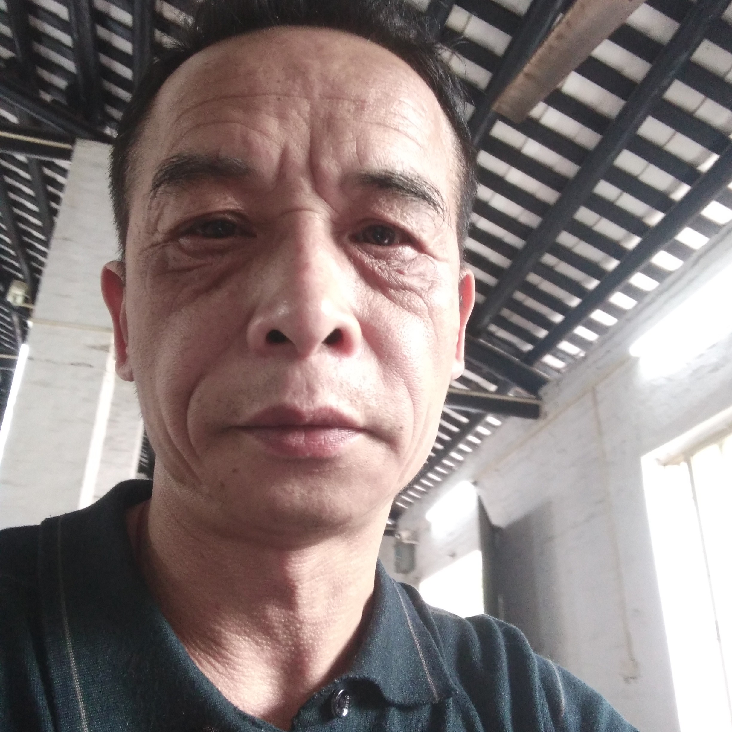 奋斗拿帽子的照片