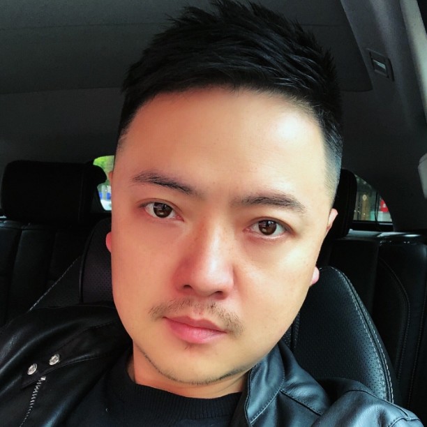 硬币浅吻俊秀的照片