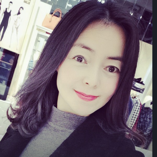 玉淡如菊的照片