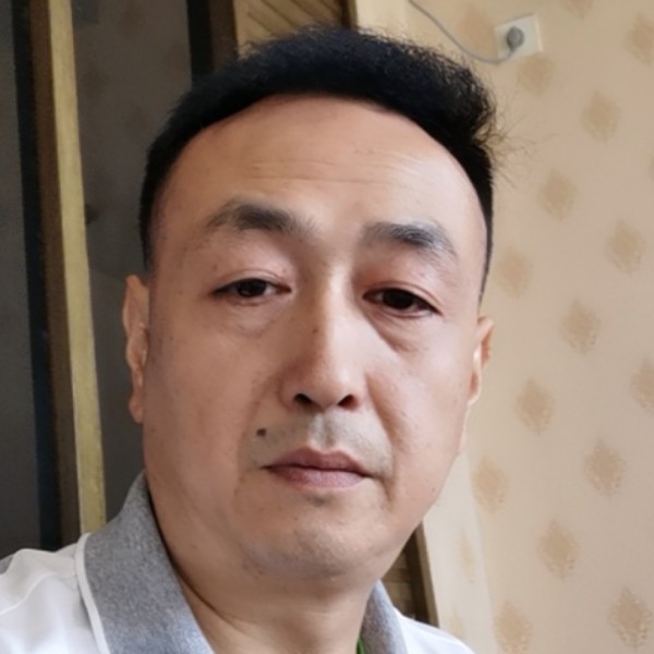 叼着烟看着空烟盒的照片