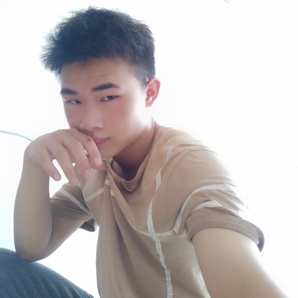 小伙蹙眉会撒娇的照片