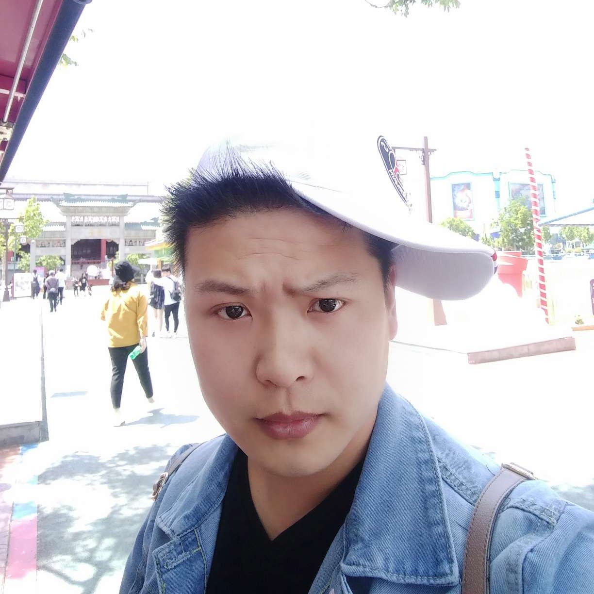 平静的一个人的照片