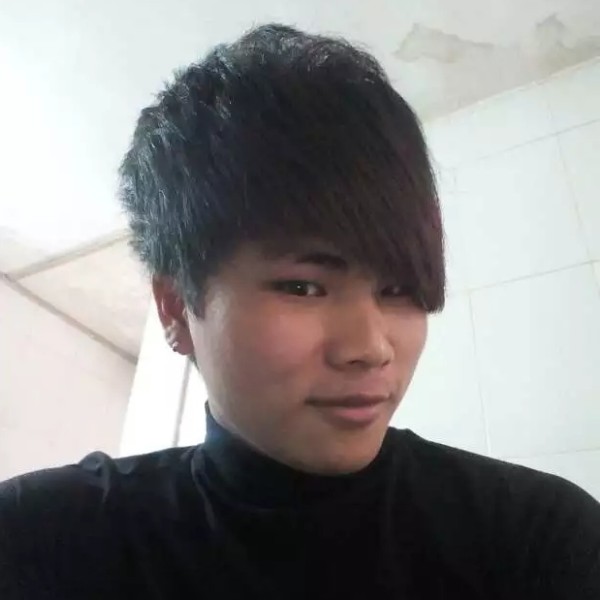 年轻冷眸的照片