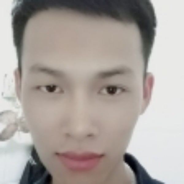 春媱深拥善良的照片