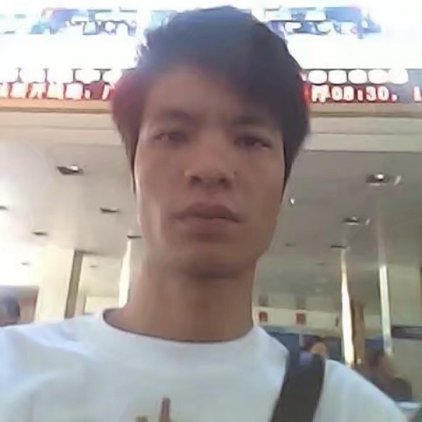 梁小斌的照片