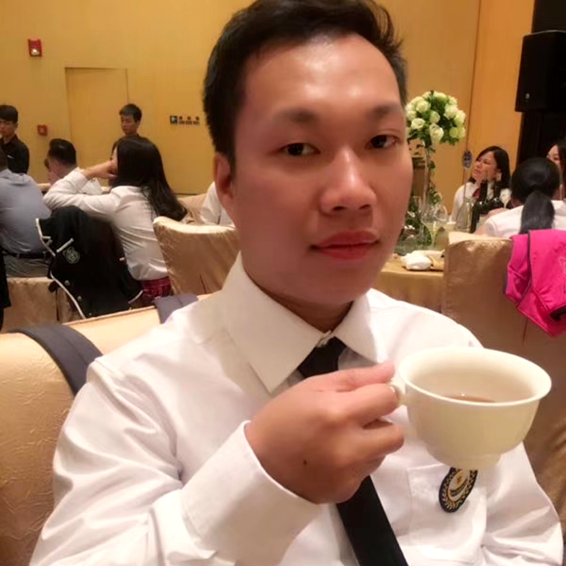 尊敬浅吻红酒的照片